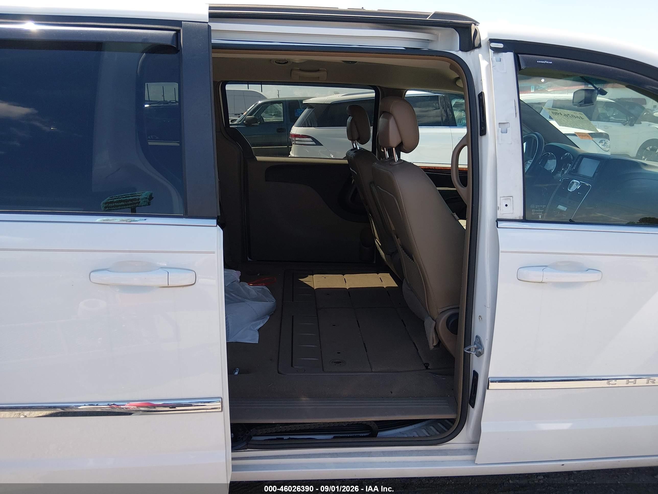 2015 Chrysler Town & Country Touring White vin: 2C4RC1BG0FR661296