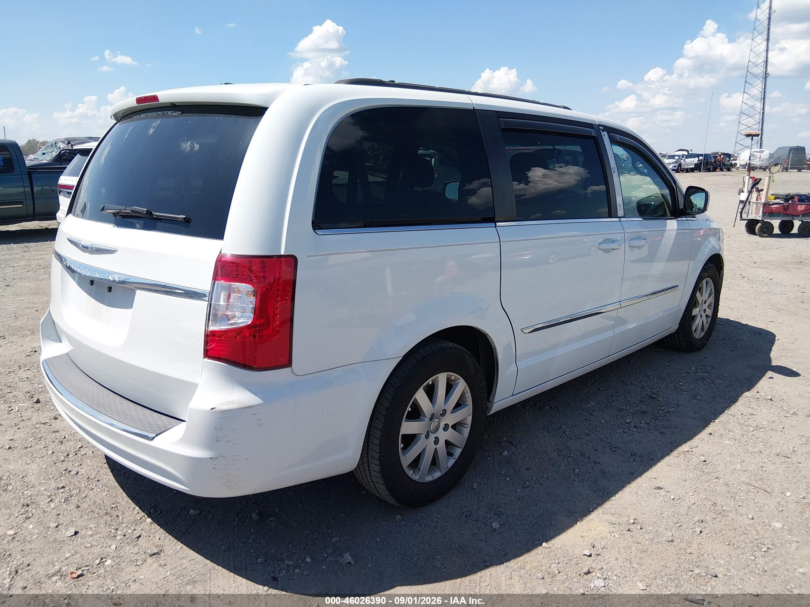 2015 Chrysler Town & Country Touring White vin: 2C4RC1BG0FR661296