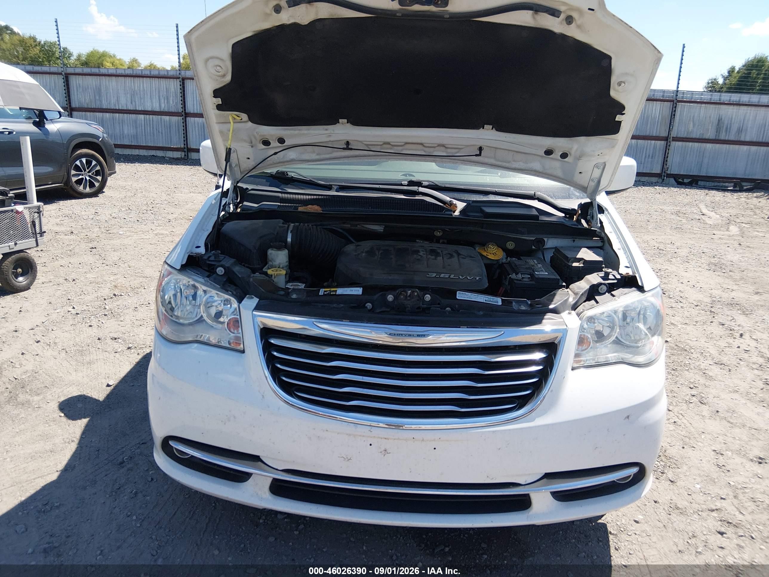 2015 Chrysler Town & Country Touring White vin: 2C4RC1BG0FR661296