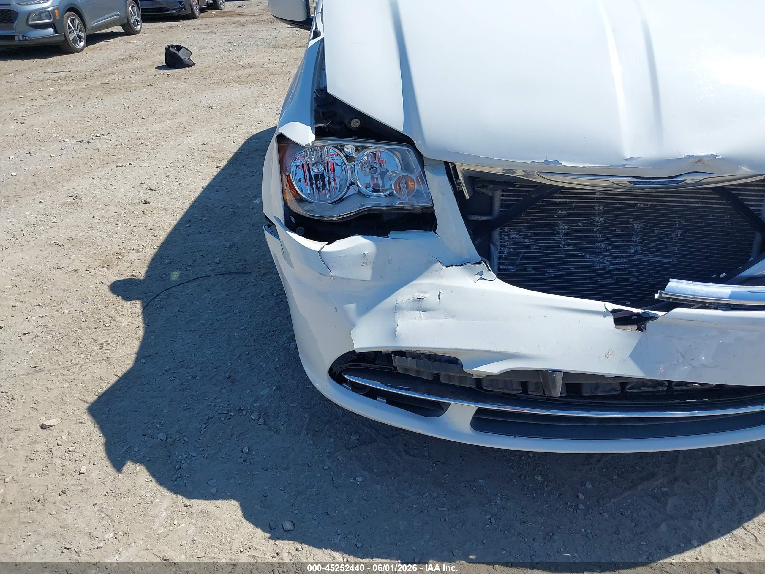 2015 Chrysler Town & Country Touring White vin: 2C4RC1BG0FR695223