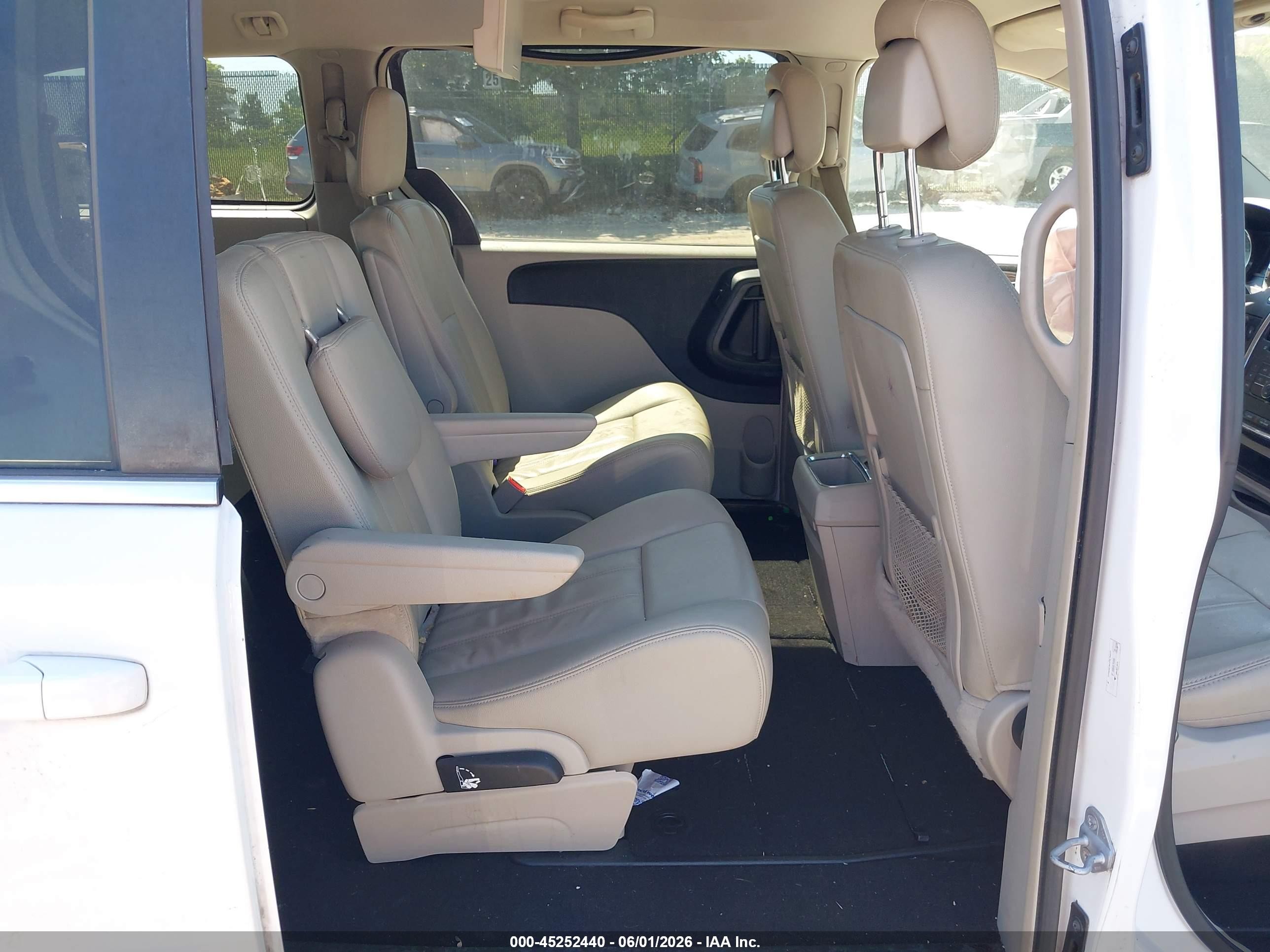 2015 Chrysler Town & Country Touring White vin: 2C4RC1BG0FR695223