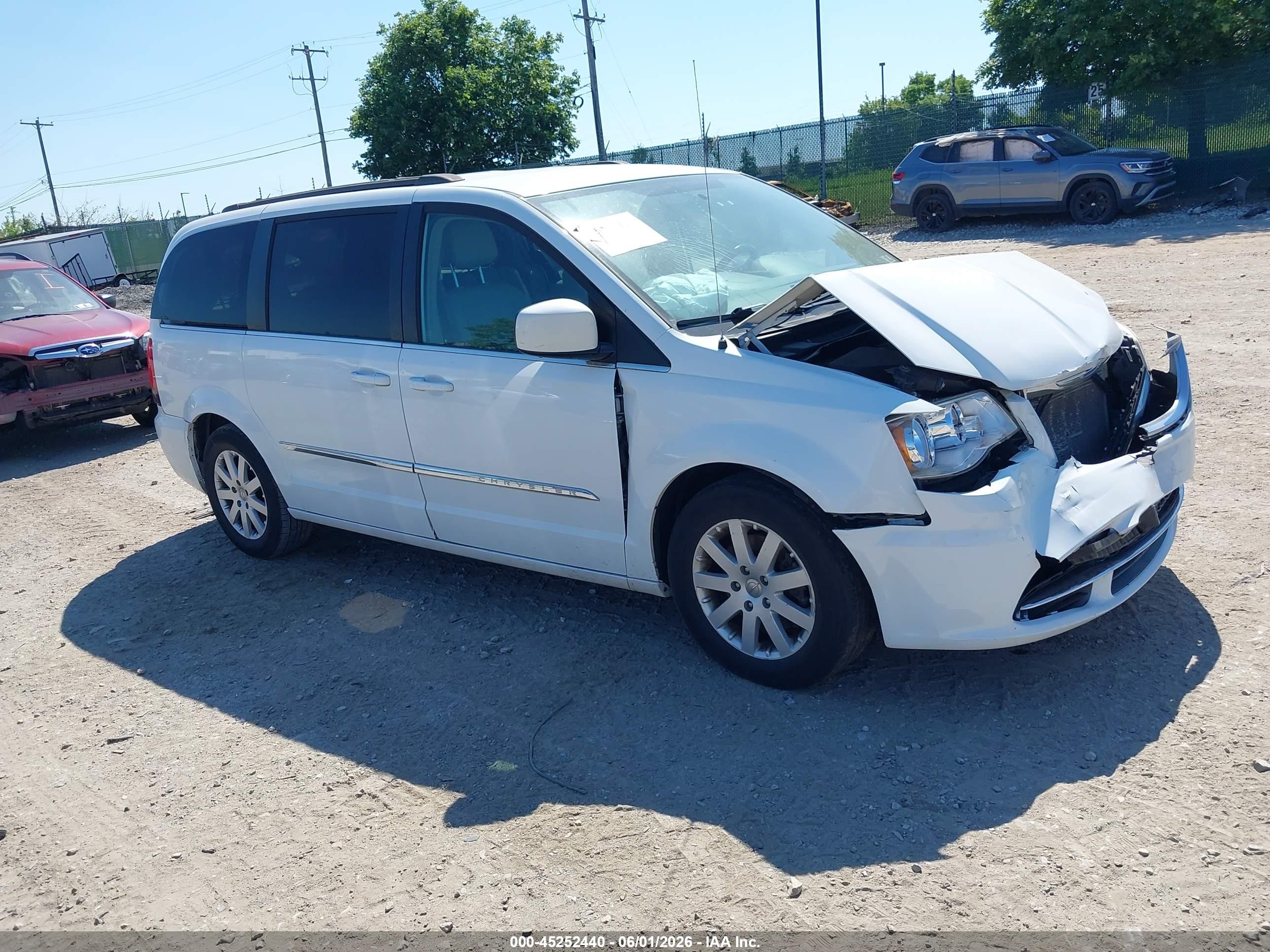 2015 Chrysler Town & Country Touring White vin: 2C4RC1BG0FR695223