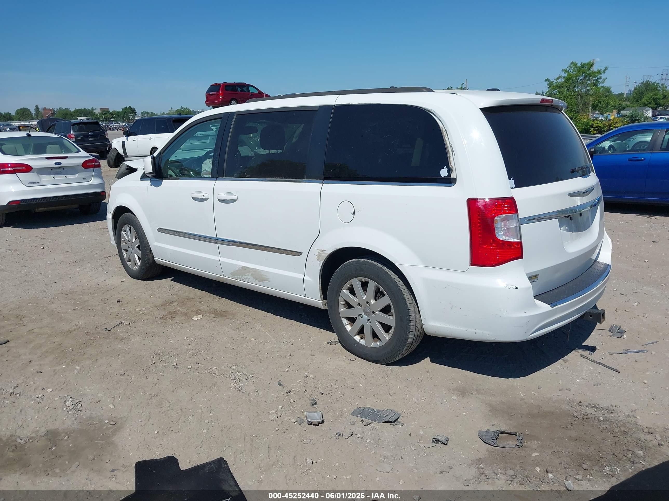 2015 Chrysler Town & Country Touring White vin: 2C4RC1BG0FR695223