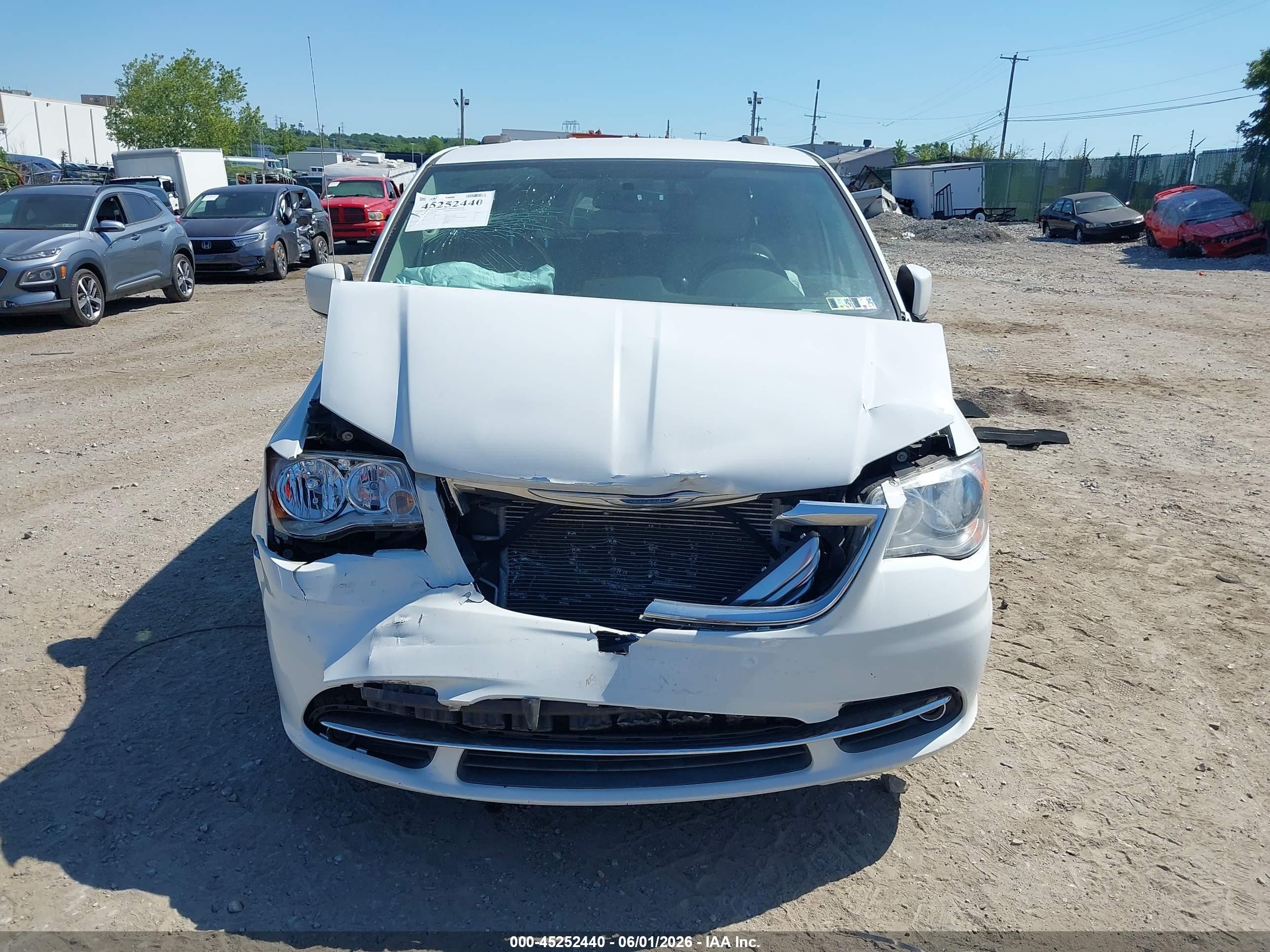 2015 Chrysler Town & Country Touring White vin: 2C4RC1BG0FR695223