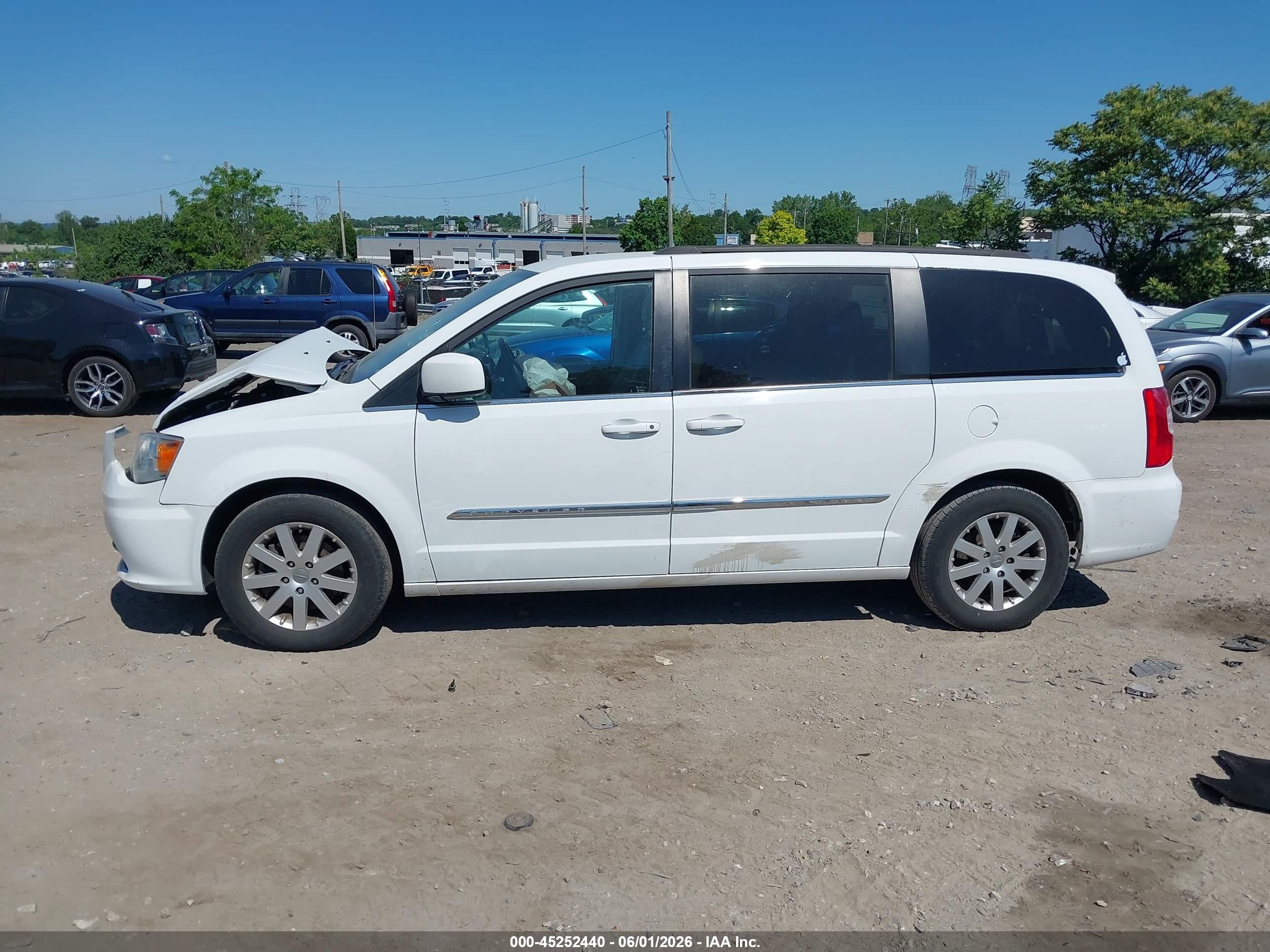 2015 Chrysler Town & Country Touring White vin: 2C4RC1BG0FR695223