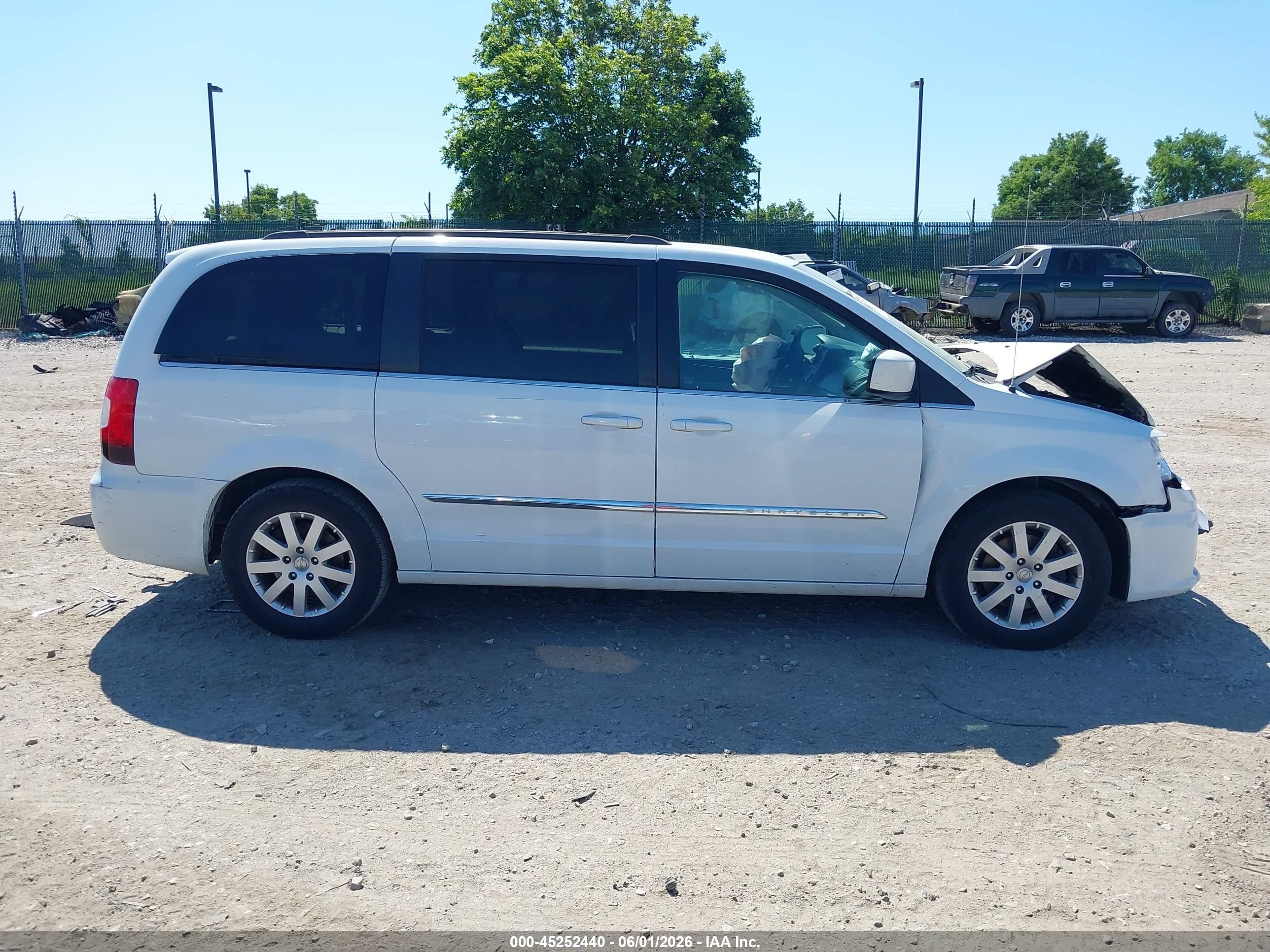 2015 Chrysler Town & Country Touring White vin: 2C4RC1BG0FR695223