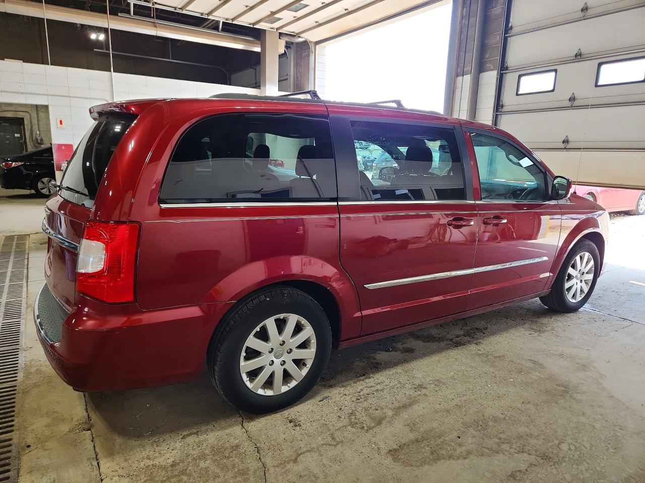2015 Chrysler Town & Country Touring Red vin: 2C4RC1BG0FR751466
