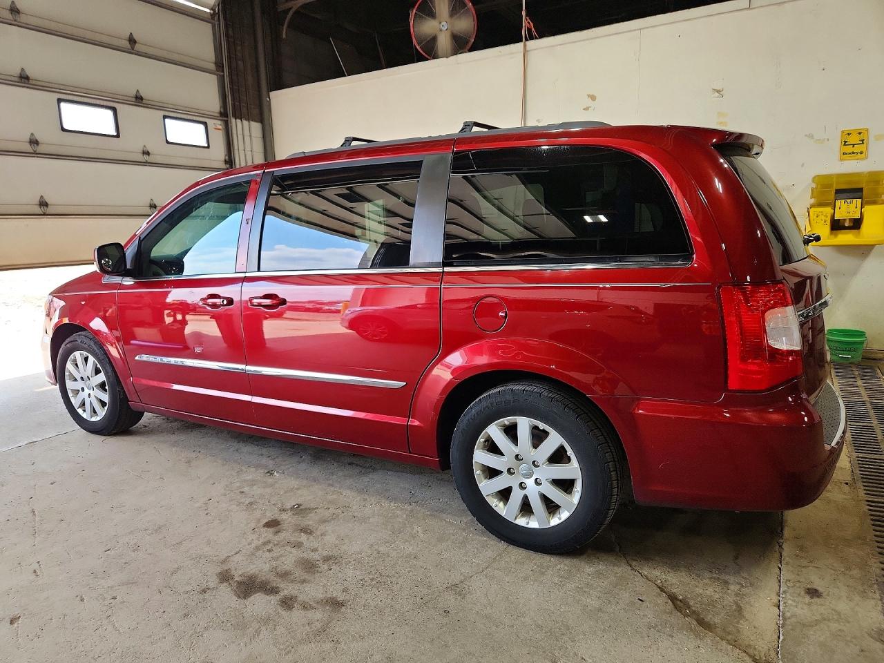 2015 Chrysler Town & Country Touring Red vin: 2C4RC1BG0FR751466