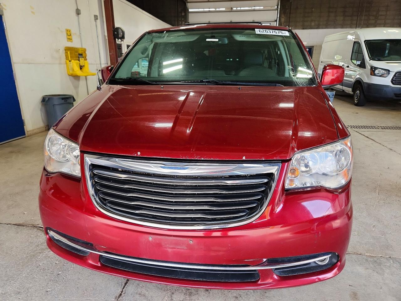 2015 Chrysler Town & Country Touring Red vin: 2C4RC1BG0FR751466