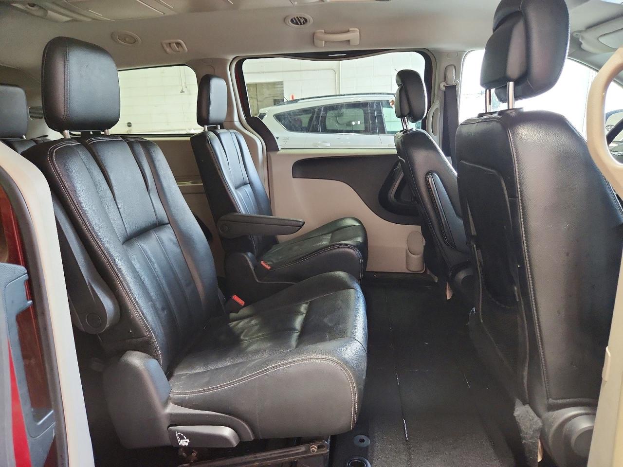 2015 Chrysler Town & Country Touring Red vin: 2C4RC1BG0FR751466