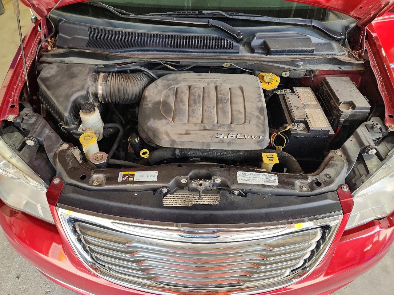 2015 Chrysler Town & Country Touring Red vin: 2C4RC1BG0FR751466