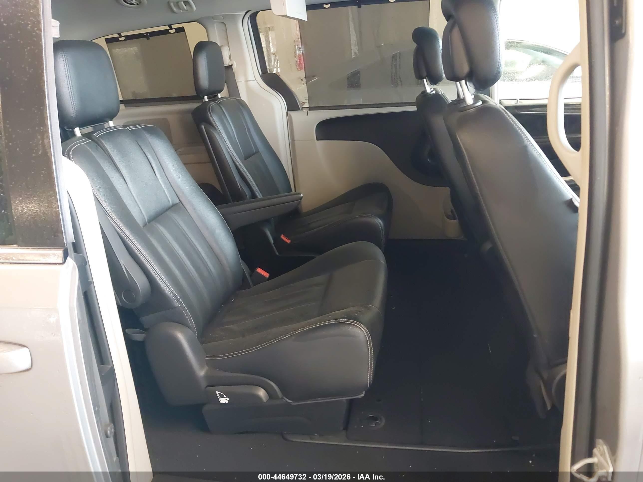 2016 Chrysler Town & Country Touring Silver vin: 2C4RC1BG0GR287077
