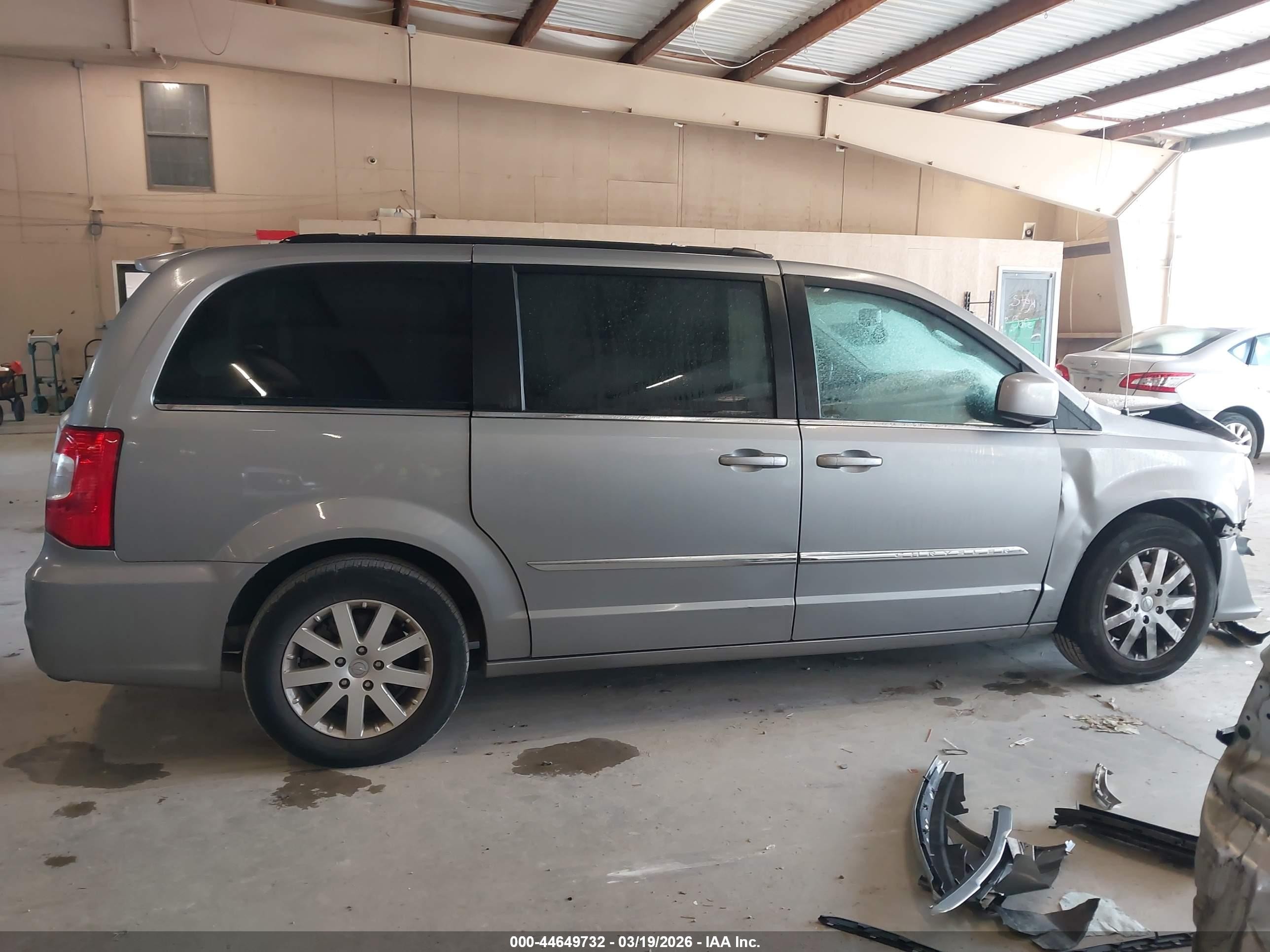 2016 Chrysler Town & Country Touring Silver vin: 2C4RC1BG0GR287077