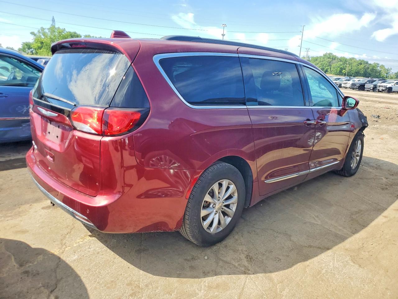 2017 Chrysler Pacifica Touring L Red vin: 2C4RC1BG0HR623070