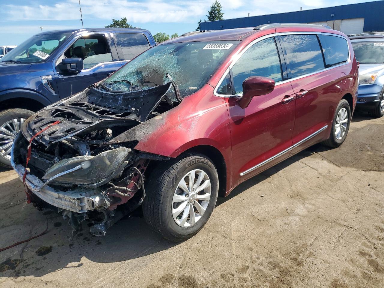 2017 Chrysler Pacifica Touring L Red vin: 2C4RC1BG0HR623070