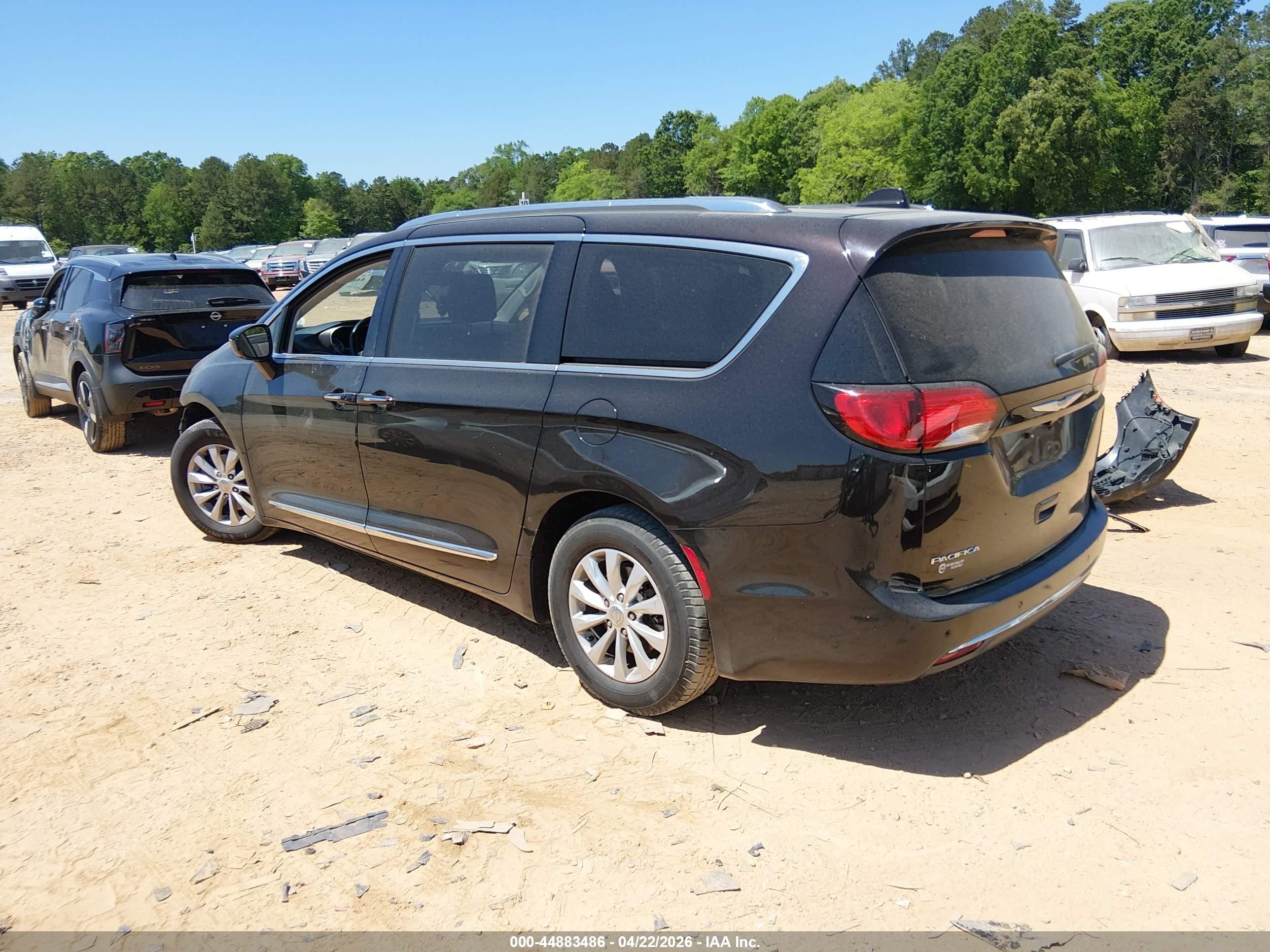 2018 Chrysler Pacifica Touring L Black vin: 2C4RC1BG0JR353599