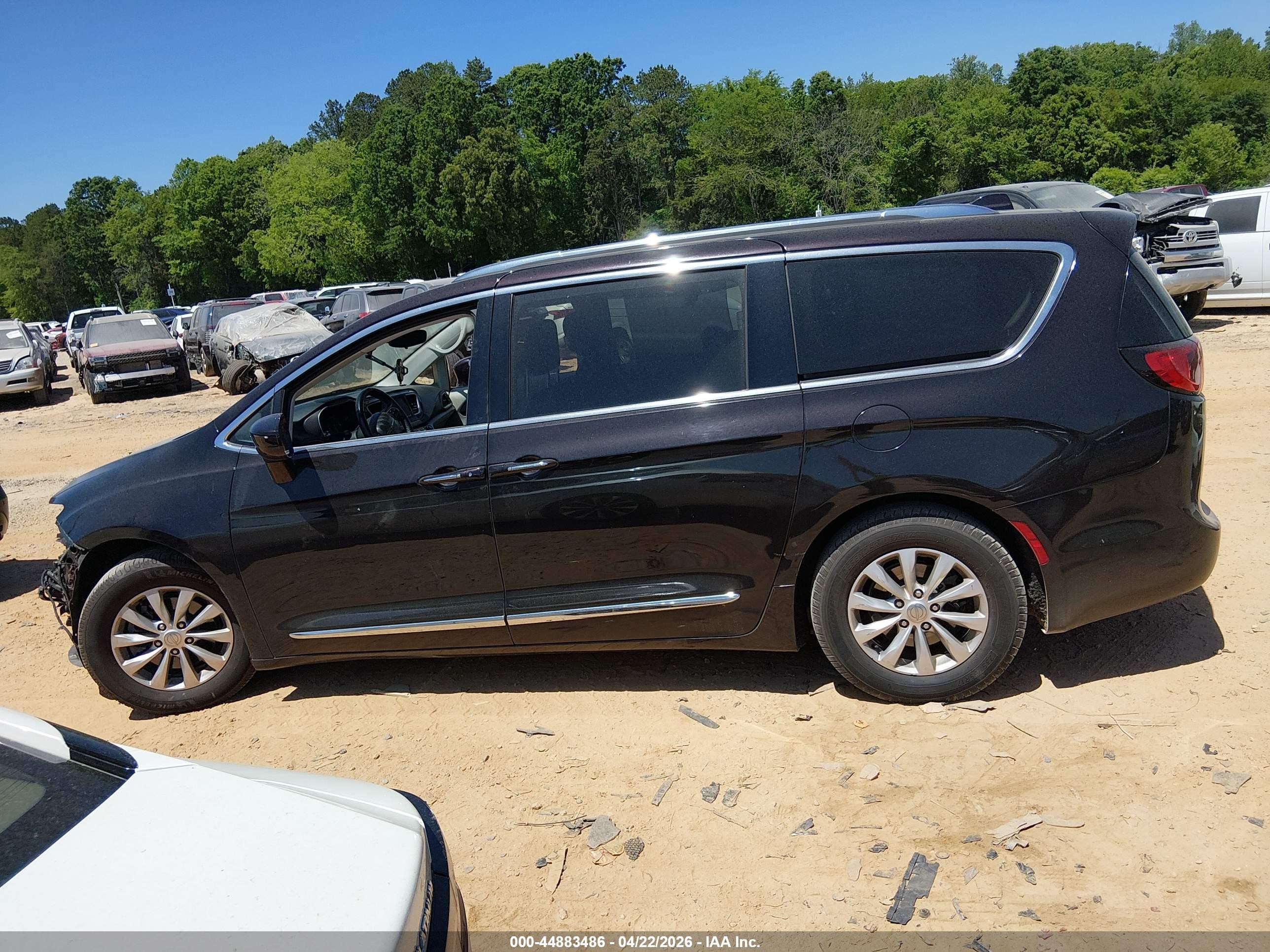 2018 Chrysler Pacifica Touring L Black vin: 2C4RC1BG0JR353599