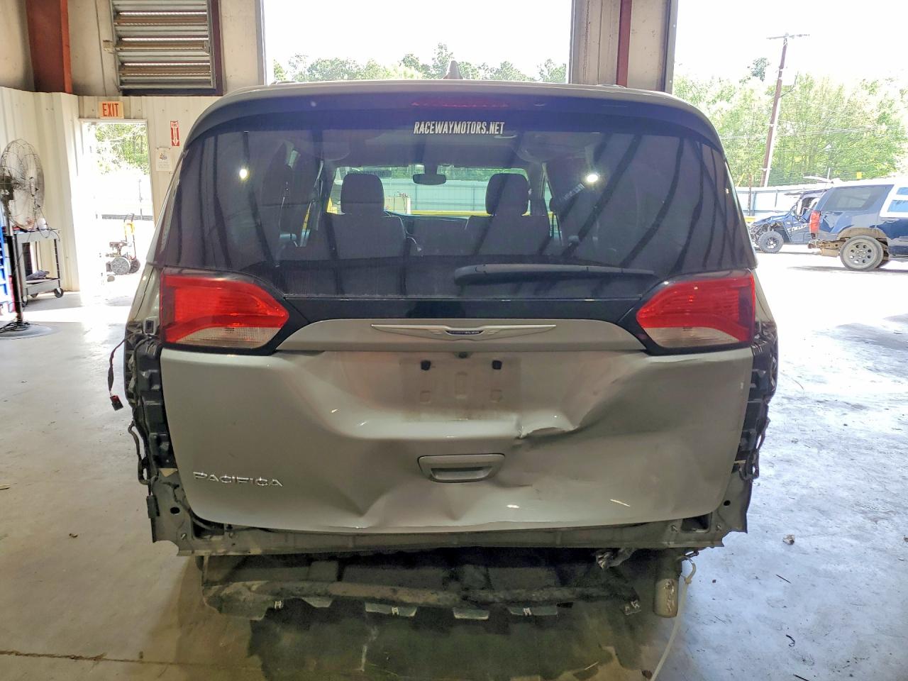 2020 Chrysler Pacifica Touring L Silver vin: 2C4RC1BG0LR274176
