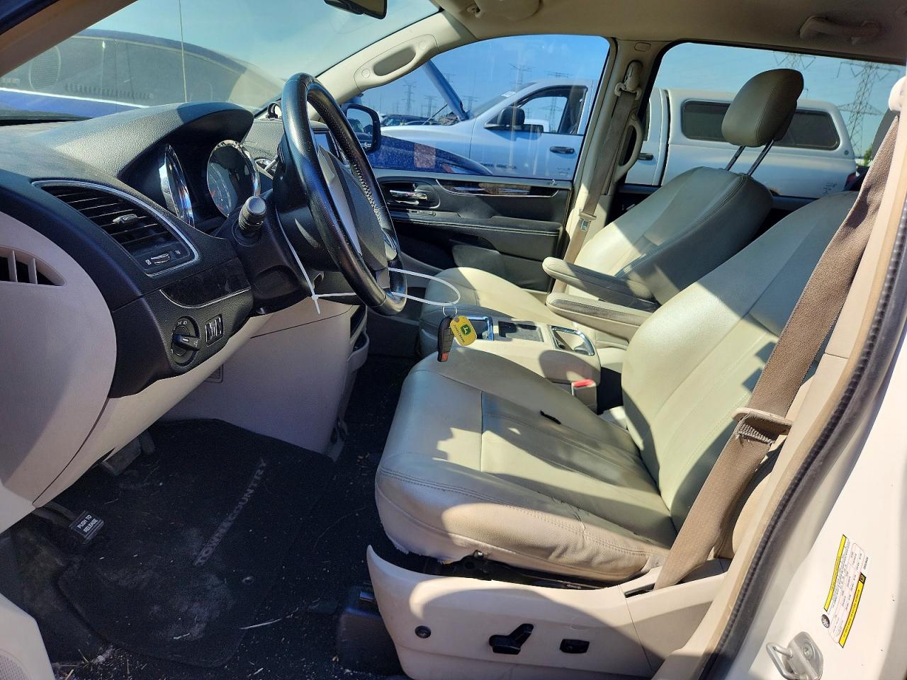 2013 Chrysler Town & Country Touring White vin: 2C4RC1BG1DR529404
