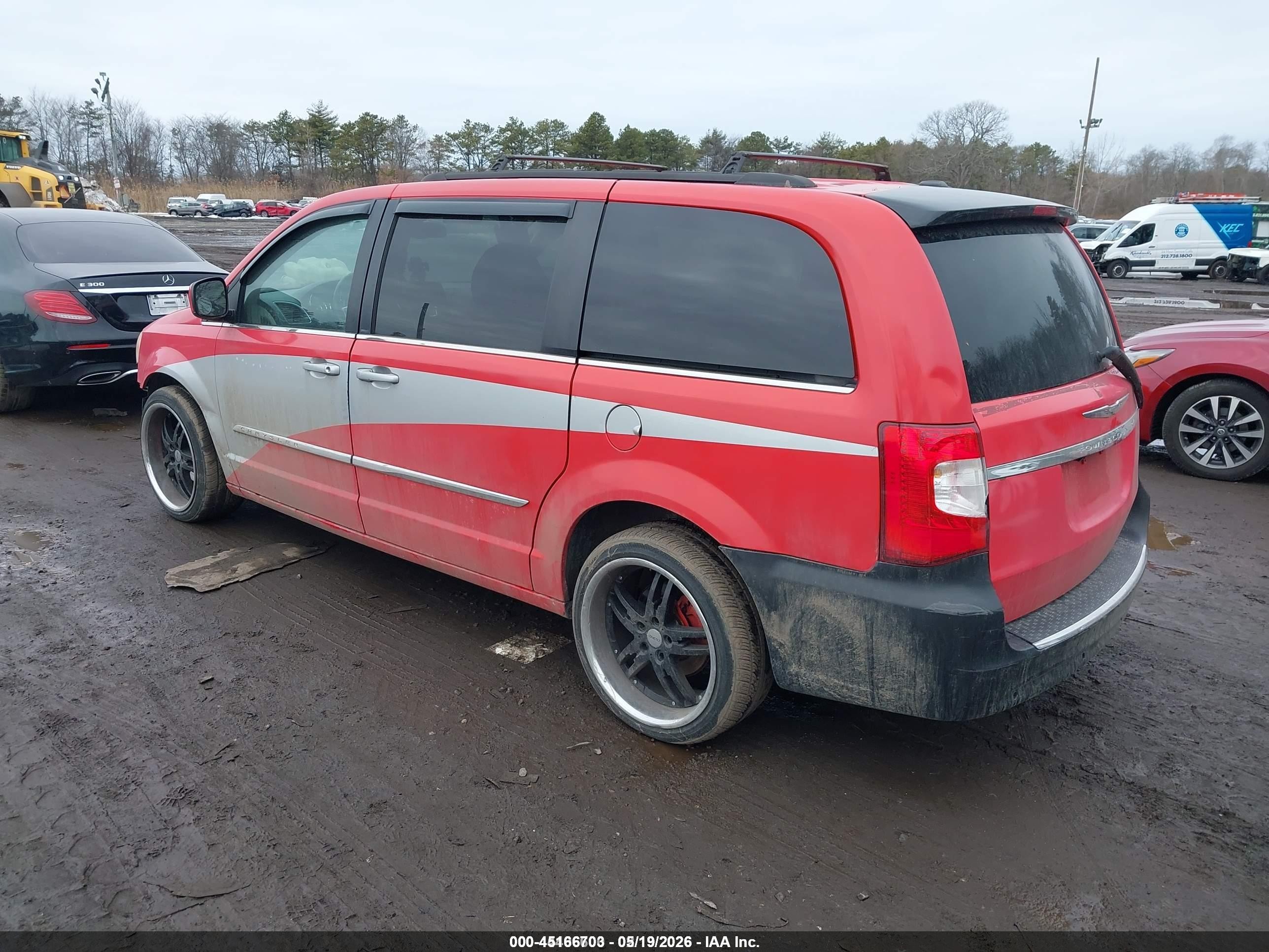 2013 Chrysler Town & Country Touring Red vin: 2C4RC1BG1DR657884