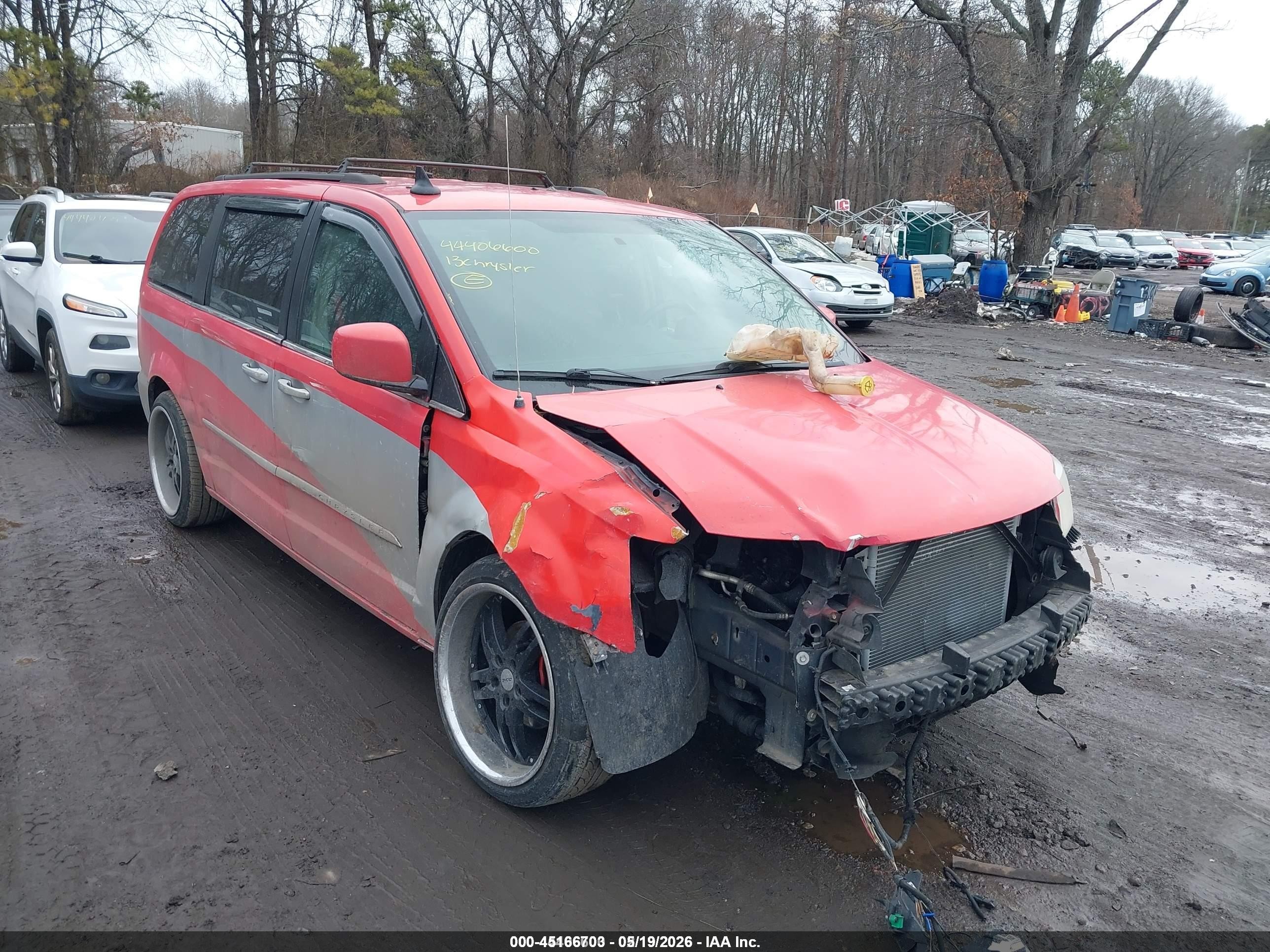 2013 Chrysler Town & Country Touring Red vin: 2C4RC1BG1DR657884