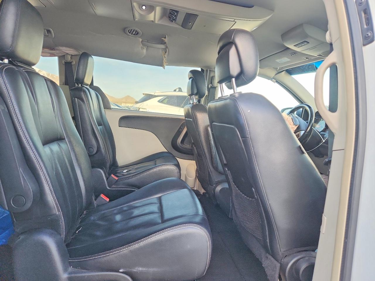 2014 Chrysler Town & Country Touring White vin: 2C4RC1BG1ER132213