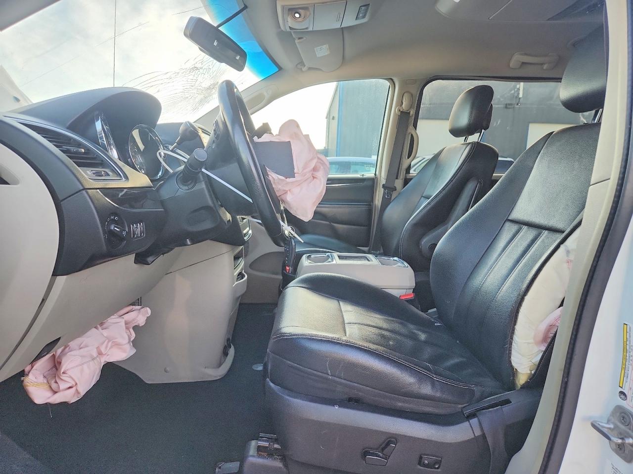 2014 Chrysler Town & Country Touring White vin: 2C4RC1BG1ER132213