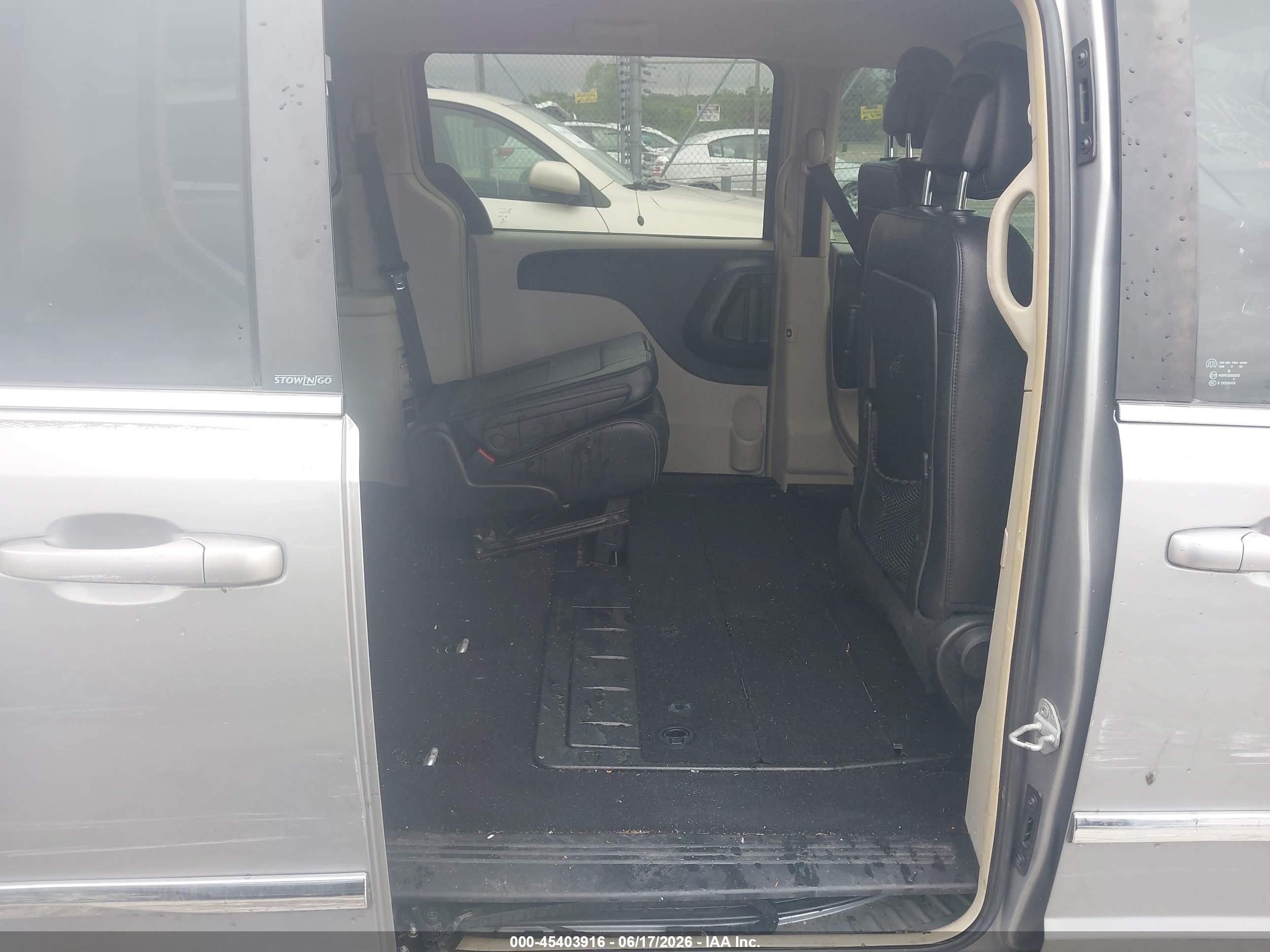 2014 Chrysler Town & Country Touring Silver vin: 2C4RC1BG1ER159153