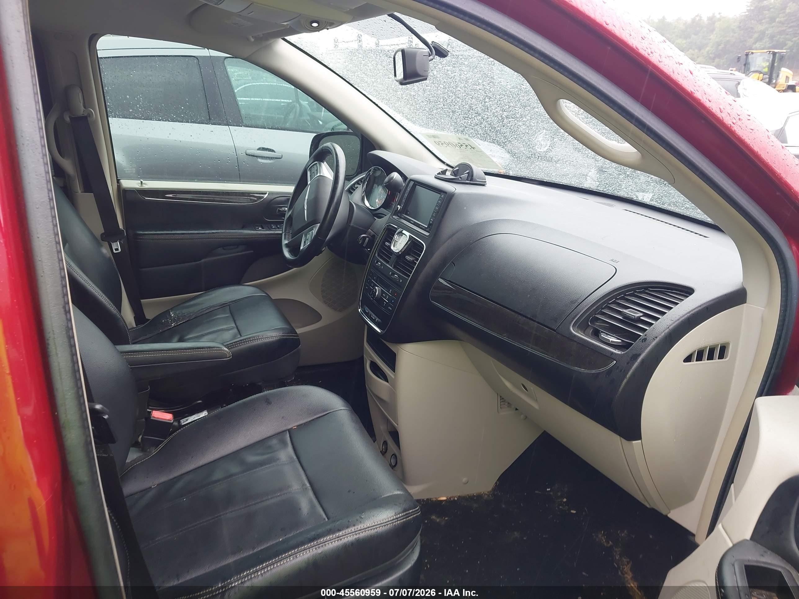 2014 Chrysler Town & Country Touring Red vin: 2C4RC1BG1ER164028