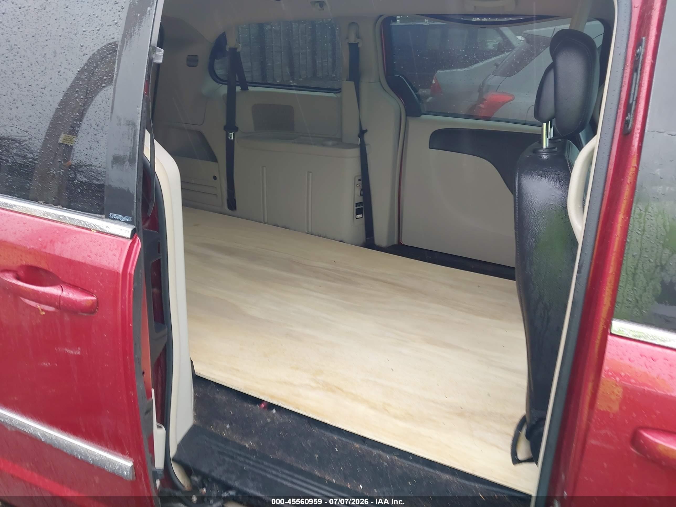 2014 Chrysler Town & Country Touring Red vin: 2C4RC1BG1ER164028