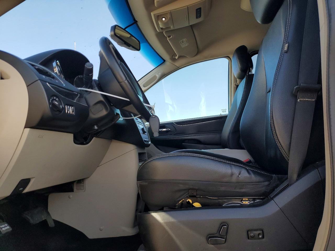 2014 Chrysler Town & Country Touring White vin: 2C4RC1BG1ER195960