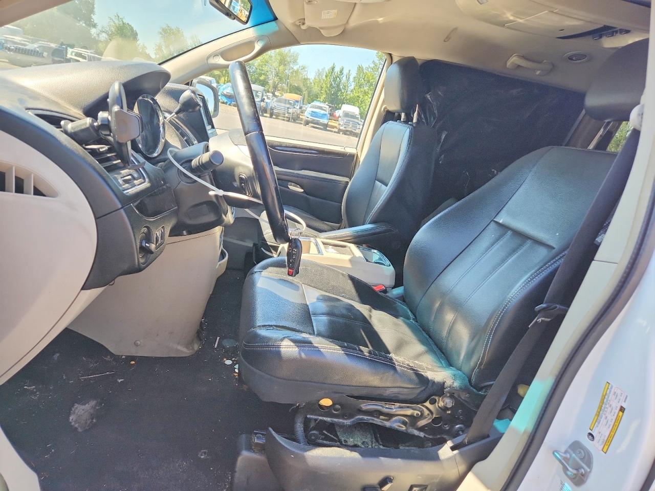 2014 Chrysler Town & Country Touring White vin: 2C4RC1BG1ER208349