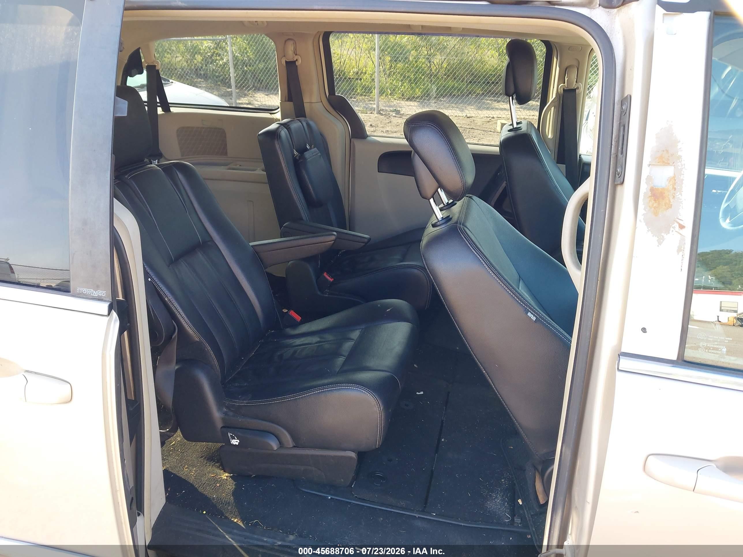 2014 Chrysler Town & Country Touring Бежевый vin: 2C4RC1BG1ER218623