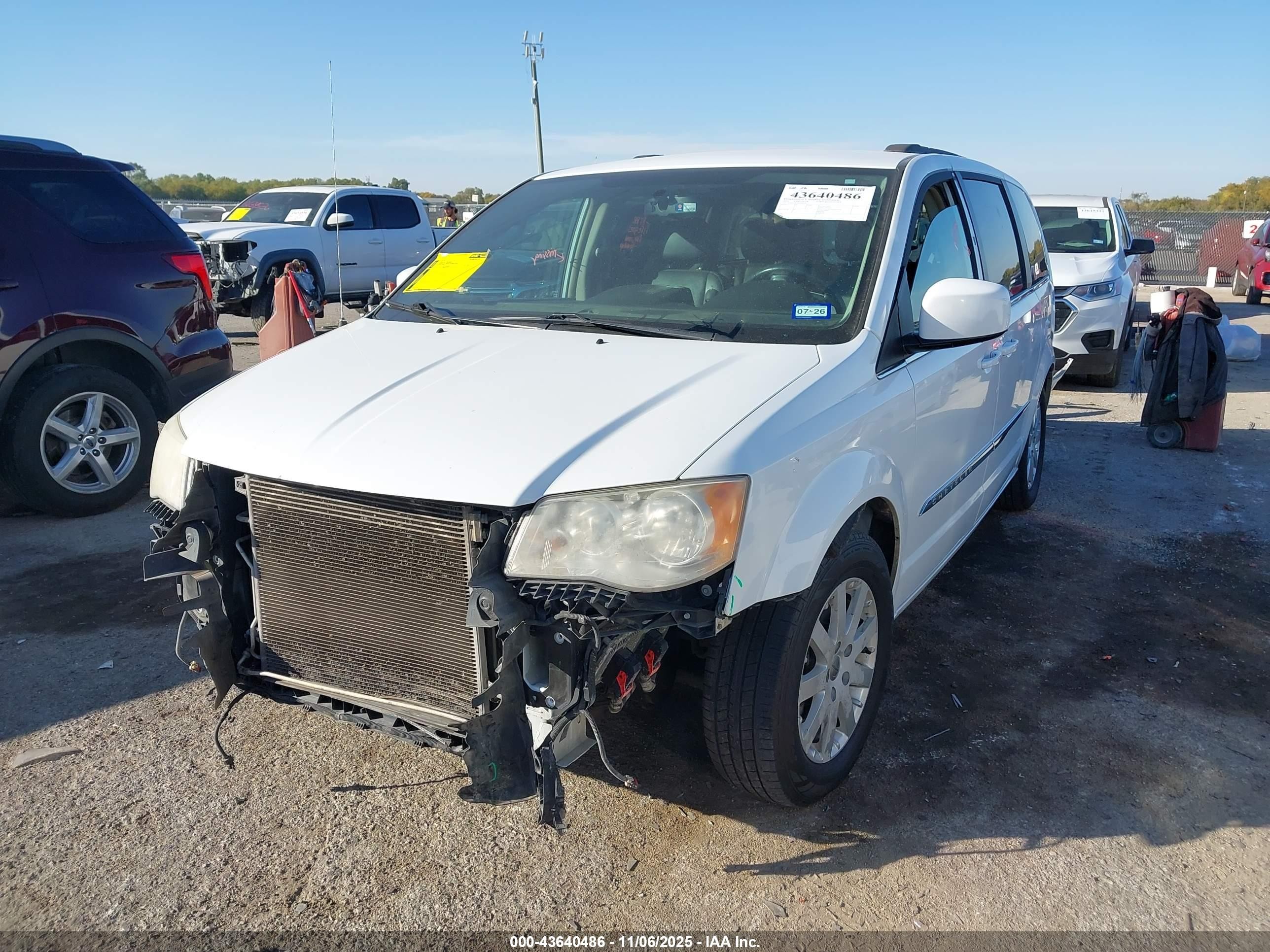 2014 Chrysler Town & Country Touring White vin: 2C4RC1BG1ER403321