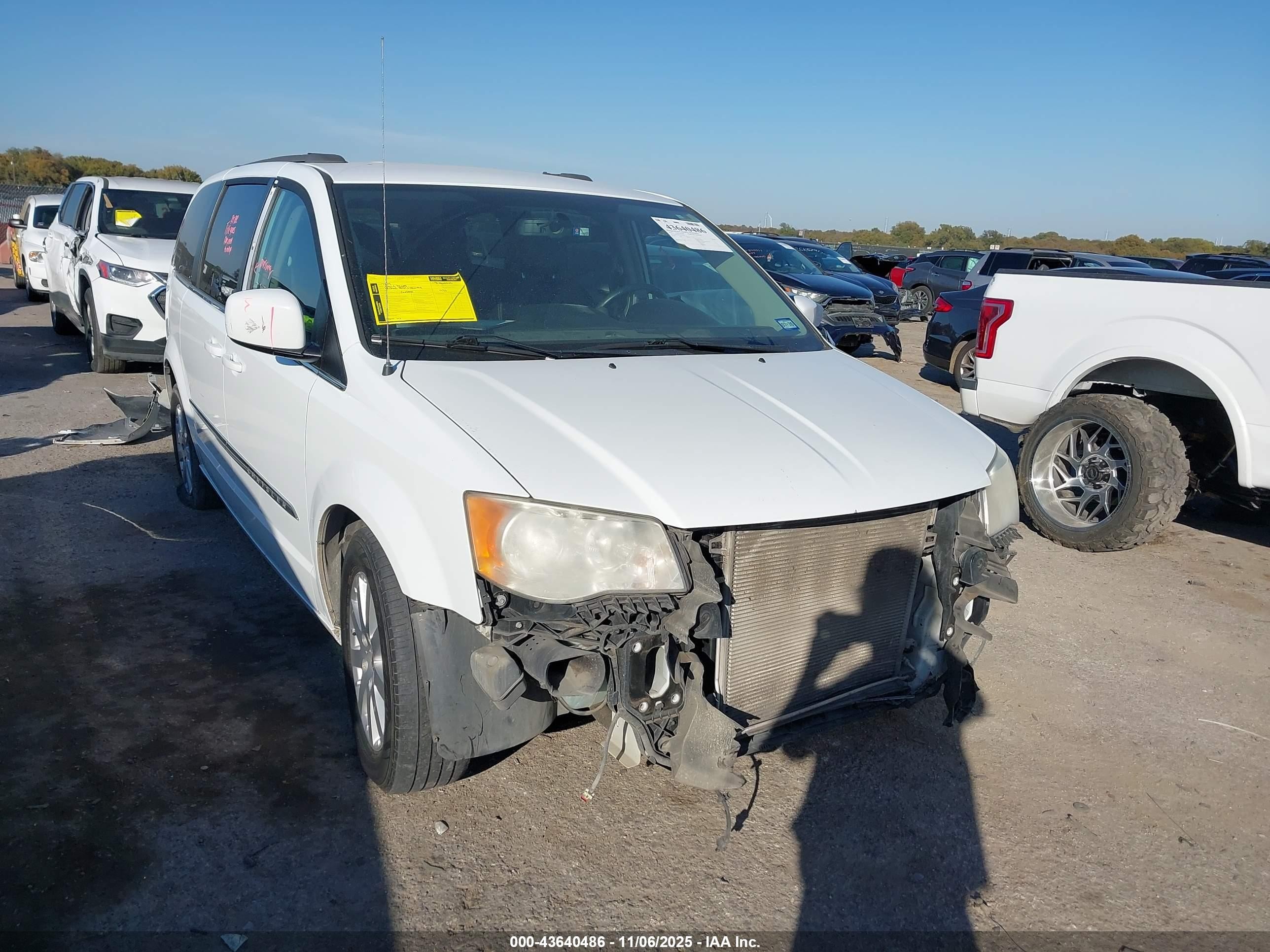 2014 Chrysler Town & Country Touring White vin: 2C4RC1BG1ER403321