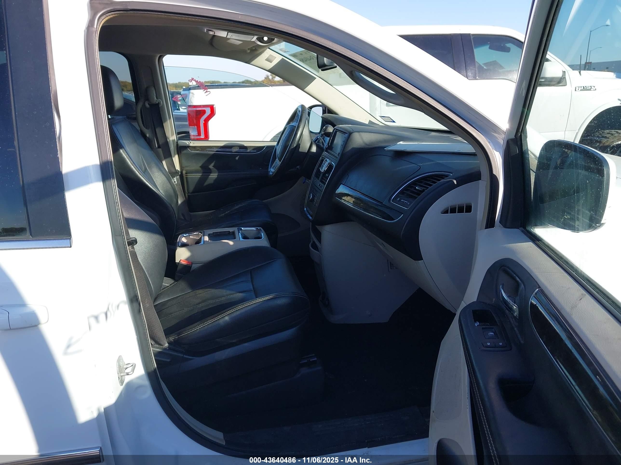 2014 Chrysler Town & Country Touring White vin: 2C4RC1BG1ER403321