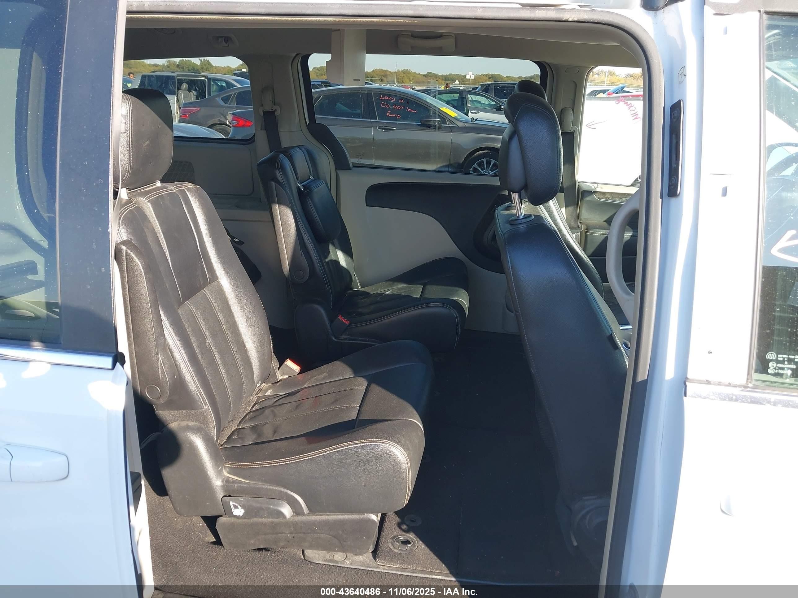 2014 Chrysler Town & Country Touring White vin: 2C4RC1BG1ER403321