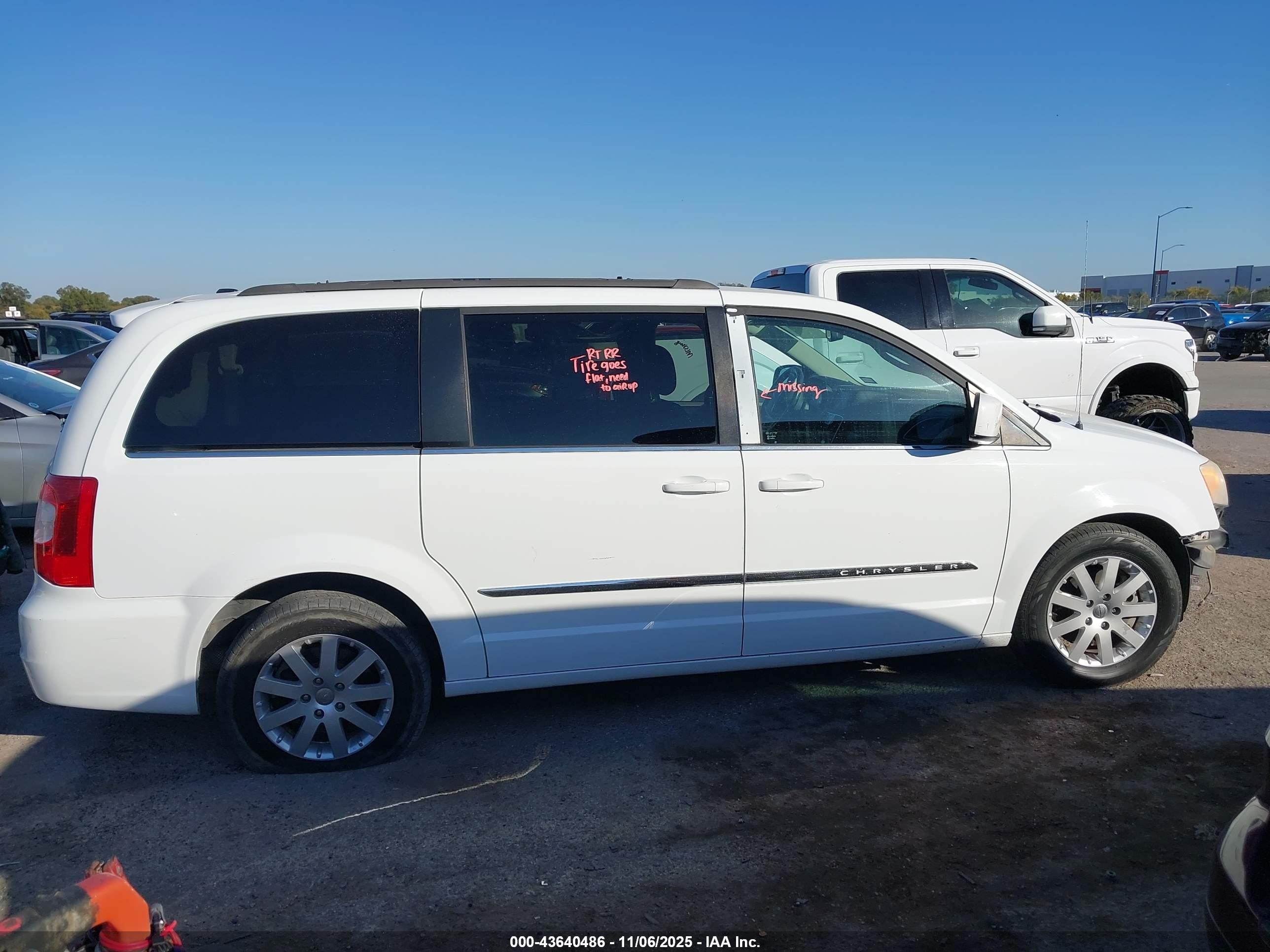 2014 Chrysler Town & Country Touring White vin: 2C4RC1BG1ER403321