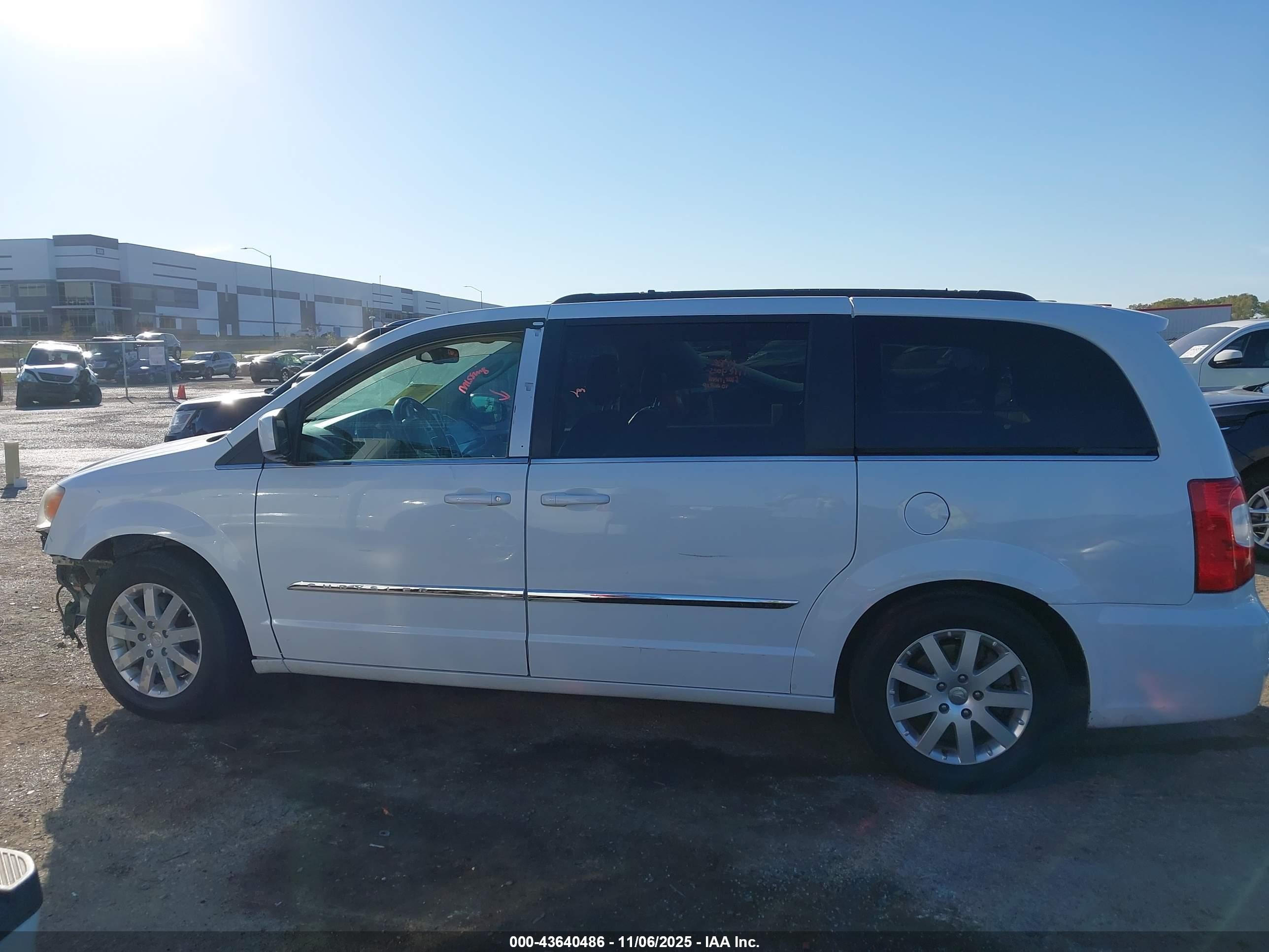 2014 Chrysler Town & Country Touring White vin: 2C4RC1BG1ER403321
