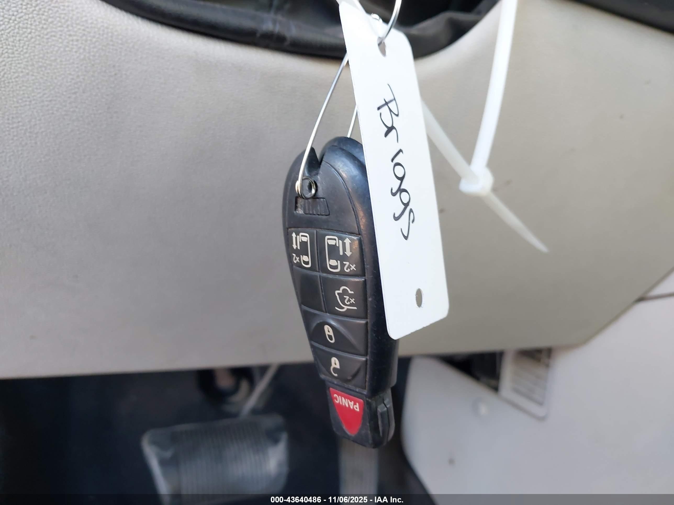 2014 Chrysler Town & Country Touring White vin: 2C4RC1BG1ER403321