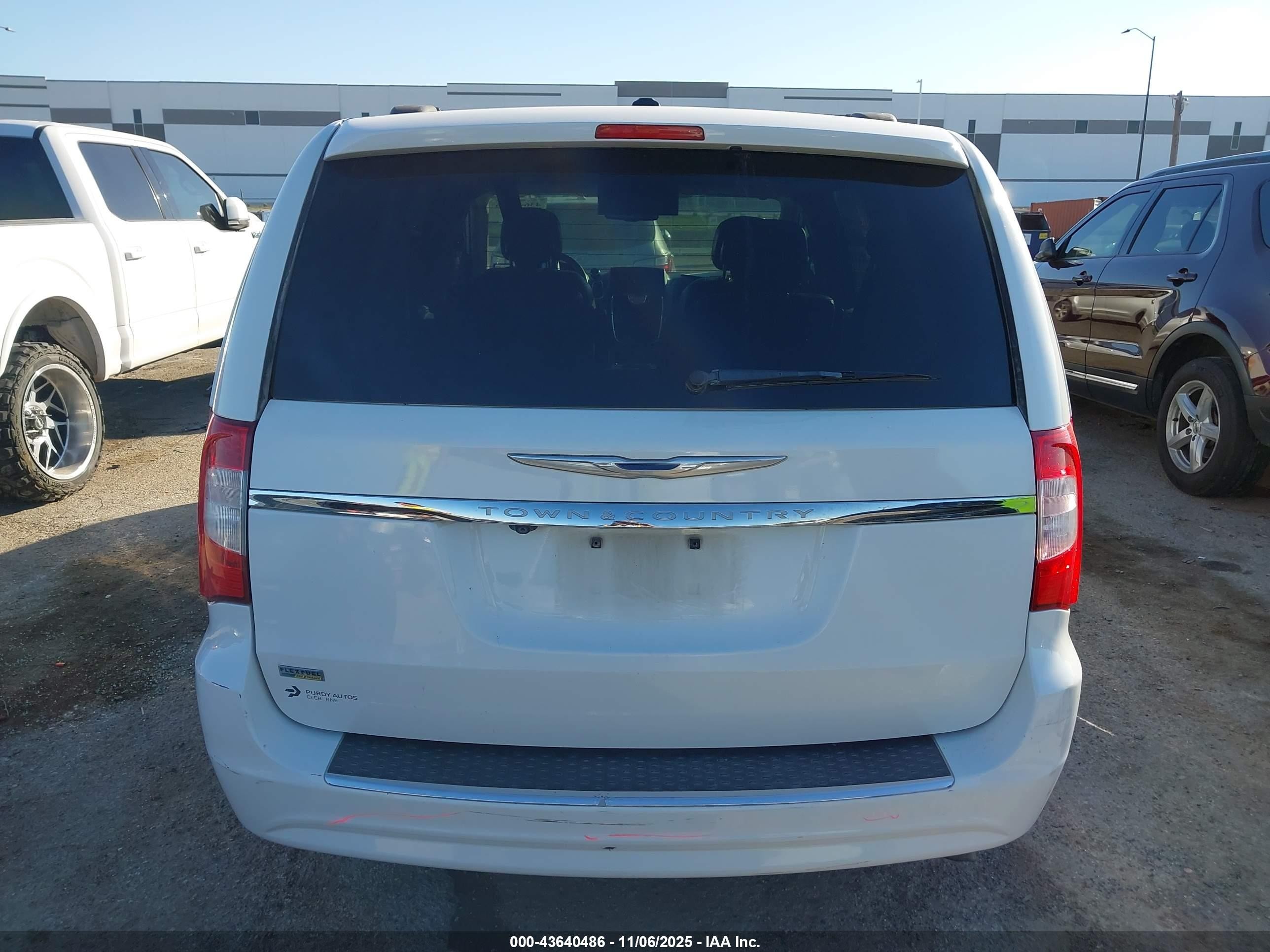 2014 Chrysler Town & Country Touring White vin: 2C4RC1BG1ER403321