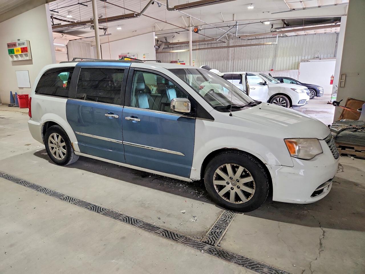 2014 Chrysler Town & Country Touring White vin: 2C4RC1BG1ER444290