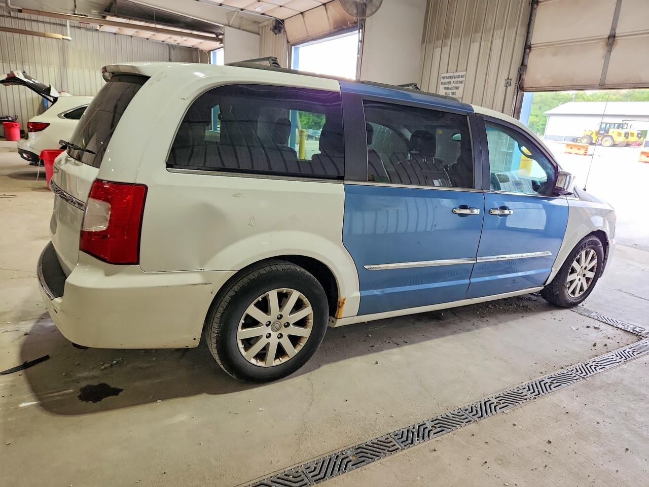 2014 Chrysler Town & Country Touring White vin: 2C4RC1BG1ER444290