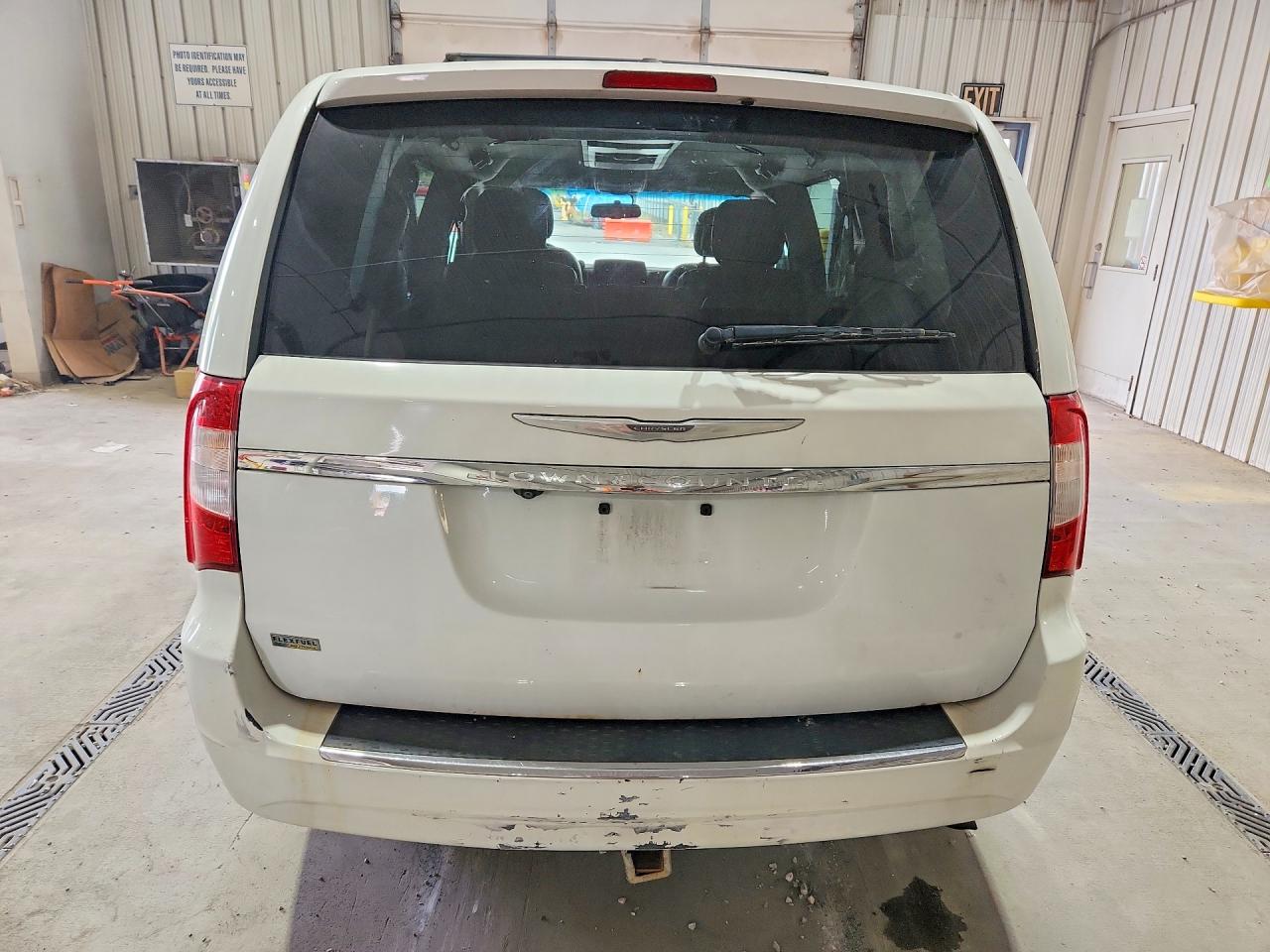 2014 Chrysler Town & Country Touring White vin: 2C4RC1BG1ER444290