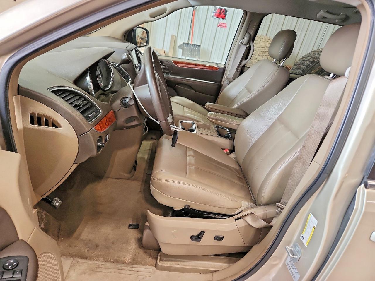 2015 Chrysler Town & Country Touring Beige vin: 2C4RC1BG1FR538073