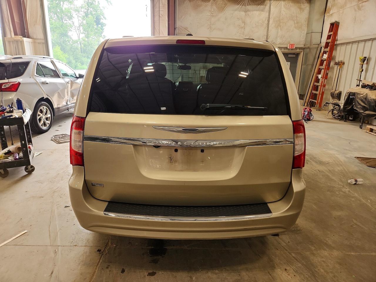 2015 Chrysler Town & Country Touring Beige vin: 2C4RC1BG1FR538073