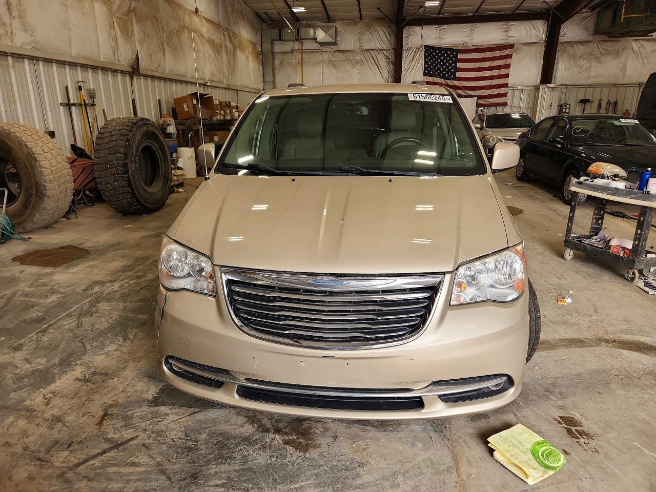 2015 Chrysler Town & Country Touring Beige vin: 2C4RC1BG1FR538073