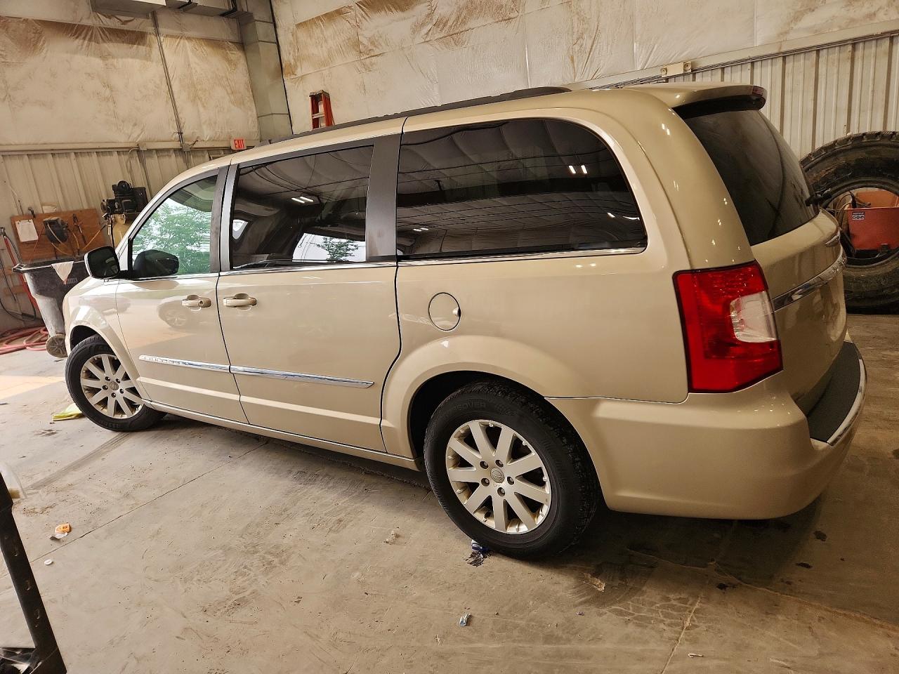 2015 Chrysler Town & Country Touring Beige vin: 2C4RC1BG1FR538073