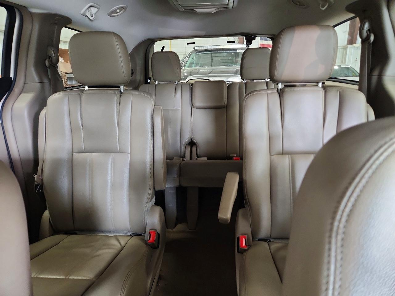 2015 Chrysler Town & Country Touring Beige vin: 2C4RC1BG1FR538073