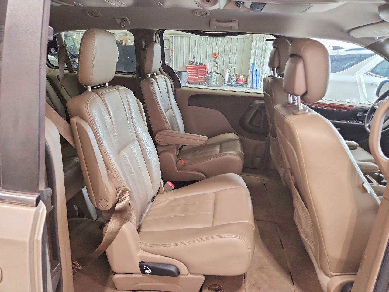 2015 Chrysler Town & Country Touring Beige vin: 2C4RC1BG1FR538073